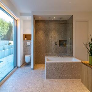 images/refenenzen/umbau-schwimmbad-in-wohnraum/003-umbau-schwimmbad-in-badezimmer-architektur-michaela-bundschuh-vasallo-speyer.jpg